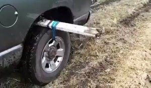 Important : voici une façon ingénieuse pour sortir votre voiture de la boue