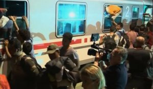 Des réfugiés grimpent aux fenêtres d'un train en Croatie