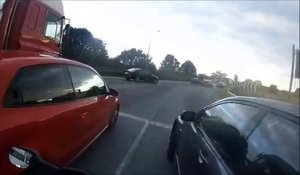 Un automobiliste double un motard par la droite (Instant Karma)