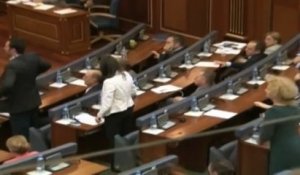 Kosovo : le Premier ministre bombardé d'œufs par l'opposition lors de son discours au Parlement