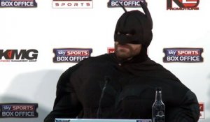 Boxe - Déguisé en Batman, Fury vient défier Klitschko !