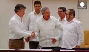 Poignée de main historique entre le président colombien et les Farc