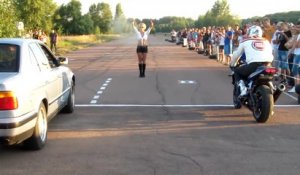 Quand un motard foire complètement son départ face à une BMW E34