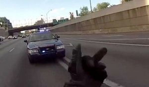Un policier demande à un motard de faire une roue arrière