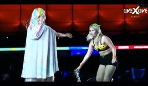 Une fan pas très net monte sur scène pour embrasser Katy Perry... Enorme!