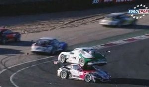 Une Porsche sur le toit d'une Porsche lors d'une course