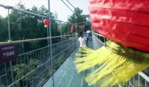 Chine : balade vertigineuse sur un pont de verre à 180 mètres de haut