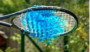Une poche de gelée explosée par une raquette de tennis en Slow Motion