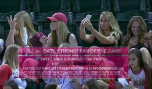Des filles font des selfies pendant un match de baseball