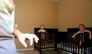 Ne sachant pas comment ses bébés faisaient pour se faufiler hors de leurs lits, elle met en place une caméra cachée
