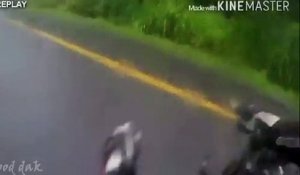 En plein crash, ce motard ne pense qu'à sauver sa partenaire