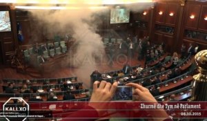 Des députés kosovars lancent des fumigènes au parlement