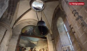 Basilique de Guingamp. La cloche Marie-Louise Mathias  fait du rappel ...