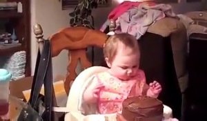 Ce Bébé goûte un Gâteau au Chocolat pour la Première Fois