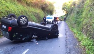 La voiture finit sa course sur le toit