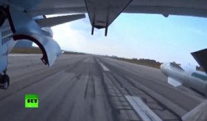 Une camera embarquée sur l'aile montre les avions russes larguant des bombes en Syrie