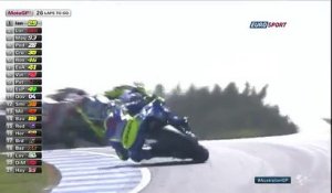 Un pilote de moto percute une mouette pendant une course