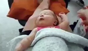 Les réflexes d'un adorable bébé qui dort... so cute !