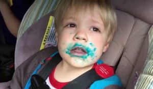 Il a la bouche tachée, mais il nie qu'il n'a pas mangé le cupcake bleu