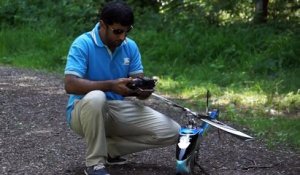 Il fait des choses incroyables avec un hélicoptère télécommandé !