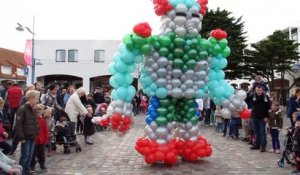 Déambulation d'un robot ballons pour le Festi'Mômes à Hardelot