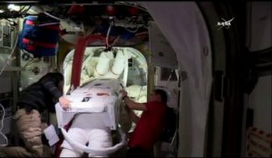 Deux astronautes américains de l'ISS débutent une sortie orbitale