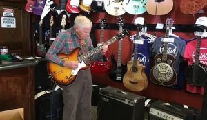 À 81ans, sa maitrise de la guitare va vous émouvoir !