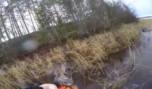 Un chasseur plonge dans l'eau gelée pour sauver son chien