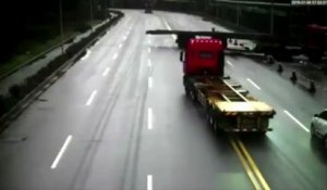 Un conducteur croit pouvoir passer sous une remorque de camion..