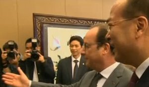 En visite en Chine, Hollande blague sur la liberté de la presse