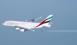 2 jetmans volent avec un A380 Emirates au dessus de Dubaï : magique!