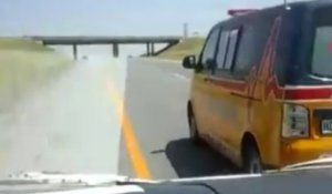 Deux ambulances font la course pour arriver en premier sur les lieux d'un accident