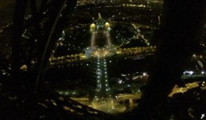 Il escalade la Tour Eiffel à mains nues