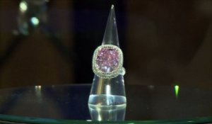 Un diamant rose vendu 26,6 millions d'euros aux enchères