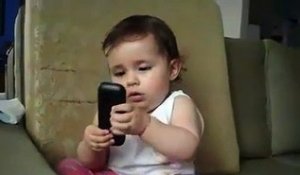 Ce bébé imite ses parents qui téléphonent : adorable!