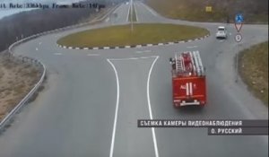 Quand les pompiers russes sont pressés à un rond point...