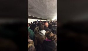 Des supporters chantent la Marseillaise pendant l’évacuation au Stade de France
