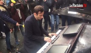 Attentats à Paris : il joue "Imagine" au piano devant le Bataclan