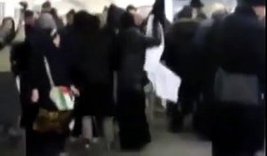 Des extrémistes agitent le drapeau de l'EI dans le métro
