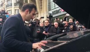Un homme joue du piano devant le bataclan à Paris