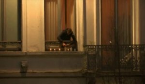 Attentats: Mohamed Abdeslam dépose des bougies lors de l'hommage de Molenbeek