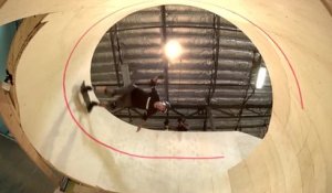 Tony Hawk réalise le premier looping horizontal en skate !
