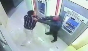 un voleur tombe sur le mauvais client devant un distributeur de banque