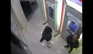 Un voleur l'attaque au distributeur... et se fait rétamer