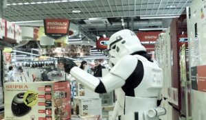 Deux stormtroopers découvrent un magasin d'électroménager