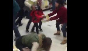 Une femme prend de force un objet des mains d'un enfant (Fake)
