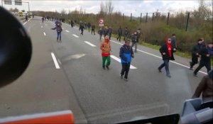 Un chauffeur routier taré essaie d'écraser des migrants à Calais... Fou!