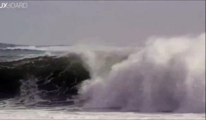 Un surfeur fait un Big Air et reprend la vague... Magique