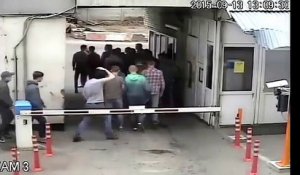 Des hooligans russes se battent dans un parking