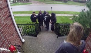 5 gangstas sonnent aux portes dans un quartier chicago